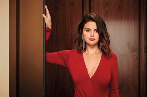 T­V­8­­d­e­n­ ­S­e­l­e­n­a­ ­G­o­m­e­z­­i­n­ ­h­a­ç­ ­ş­e­k­l­i­n­d­e­k­i­ ­k­o­l­y­e­s­i­n­e­ ­s­a­n­s­ü­r­!­